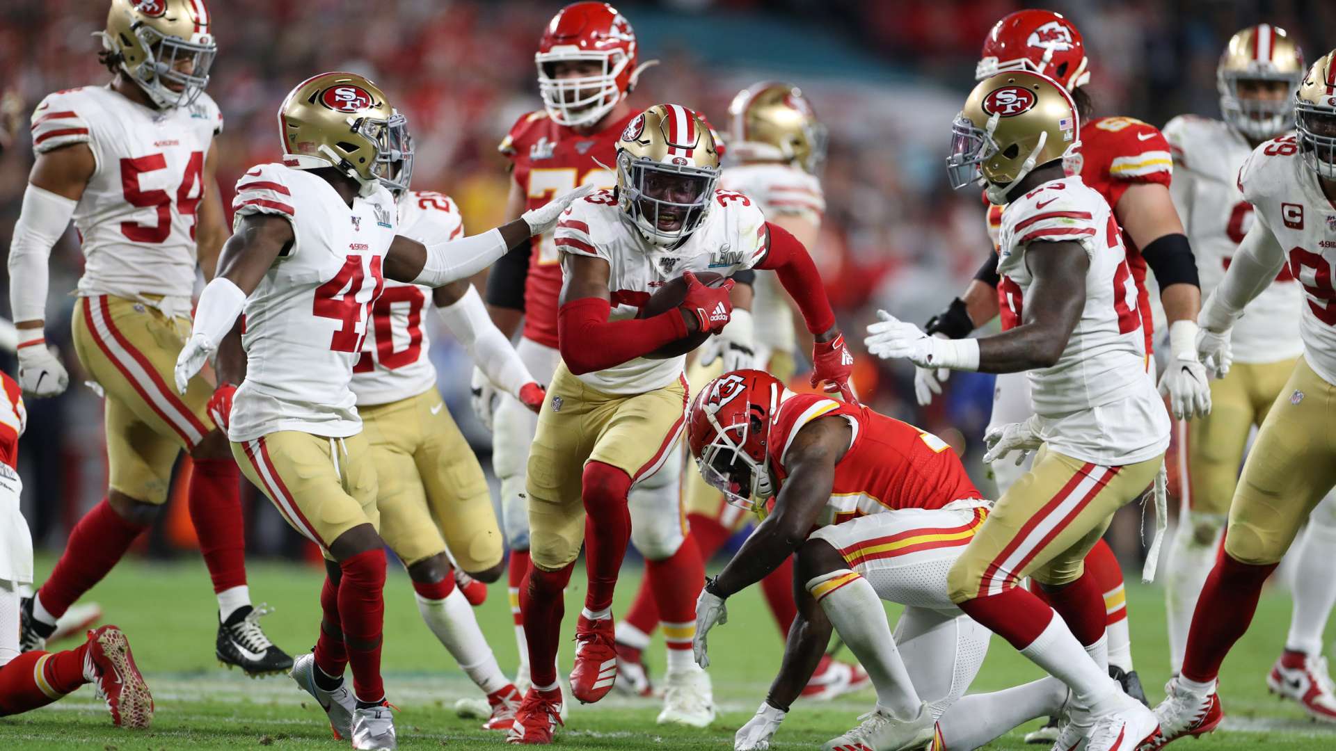 哈尔滨亚冬会开幕式 张虹点燃亚冬会主火炬.